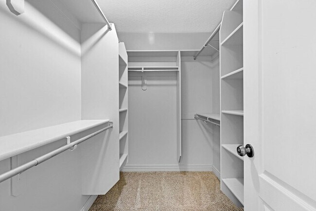 Building Photo - 2093 E View Dr