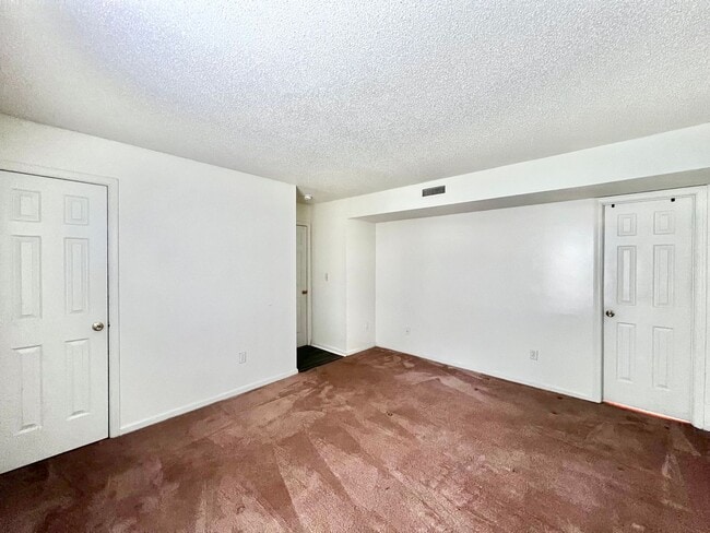 Building Photo - Bright First-Floor 2BR Condo—Pool & Amenities
