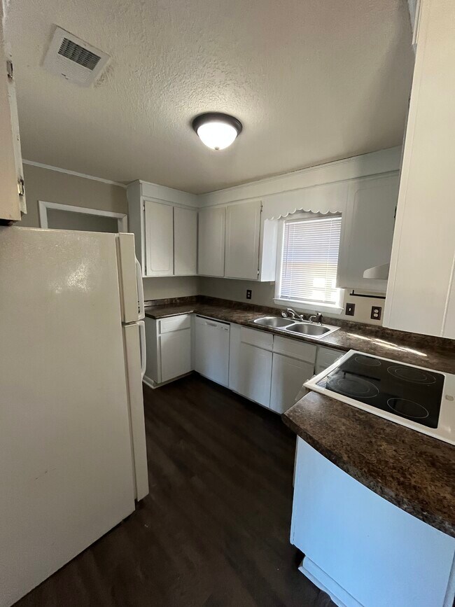 Building Photo - 704 E Grady St