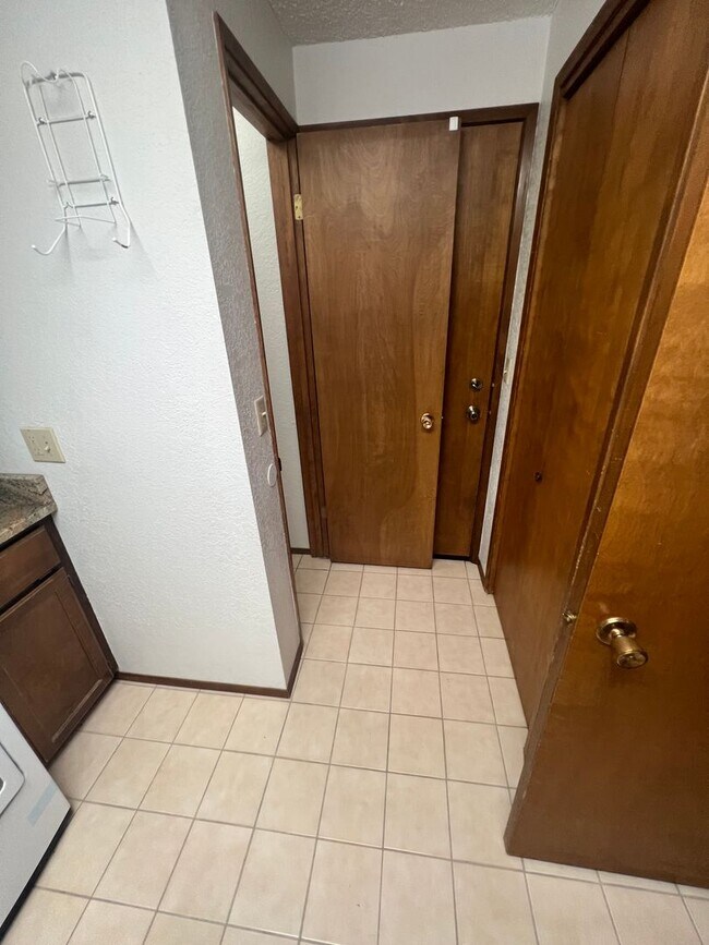 Building Photo - 250 NW Sunrise Dr