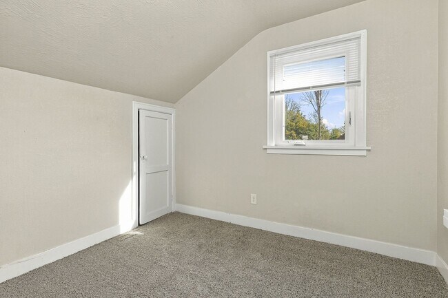 Building Photo - 2943 Porter Ave