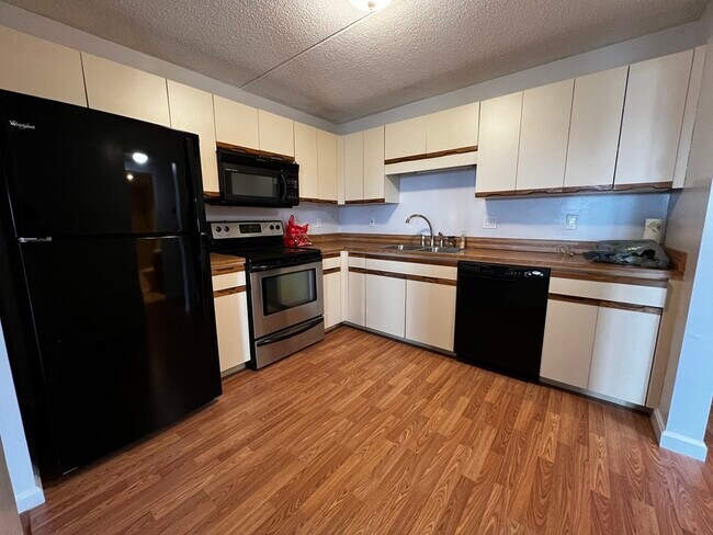 Building Photo - 200 Cove Way
