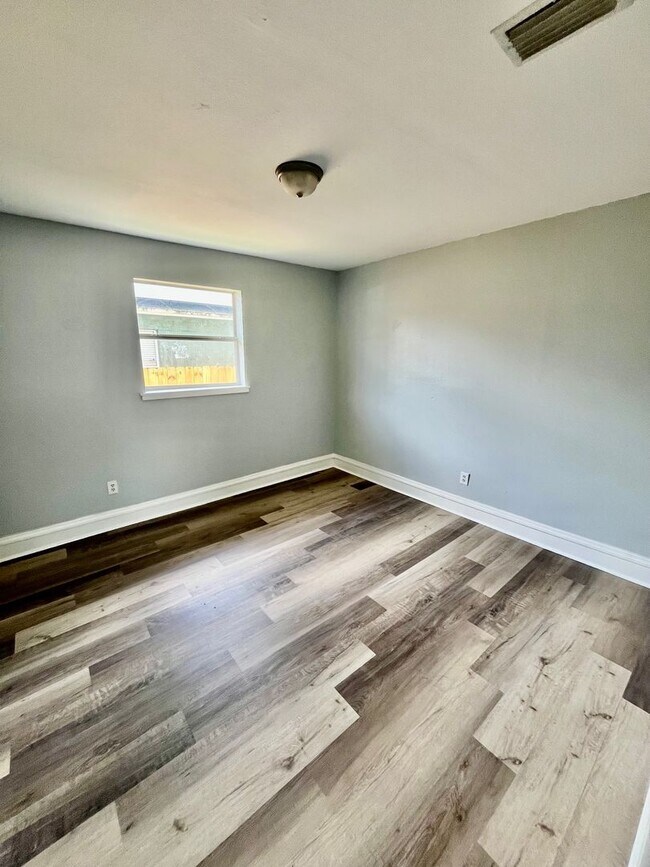 Building Photo - TOTALLY REMODELED Spacious 3BR/1BA Lakelan...