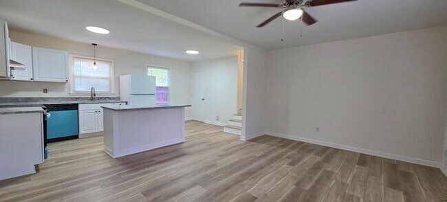 Building Photo - Beautifully Renovated 4BD/1BA Home w/ Finished Basement in Hickory!
