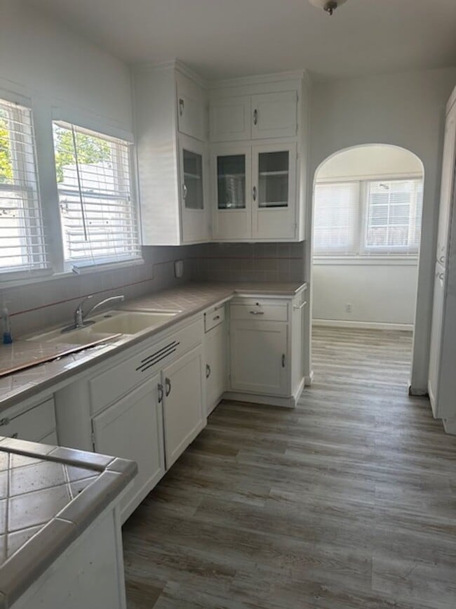Building Photo - Desirable Westside Home!