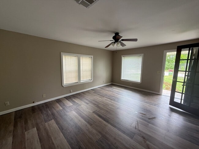 Building Photo - Adorable Small Broken Arrow Home, Close to the Rose District!