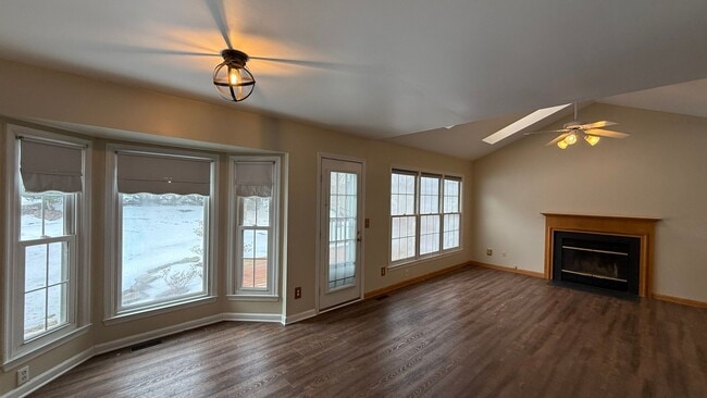 Building Photo - Hampton Oaks Colonial