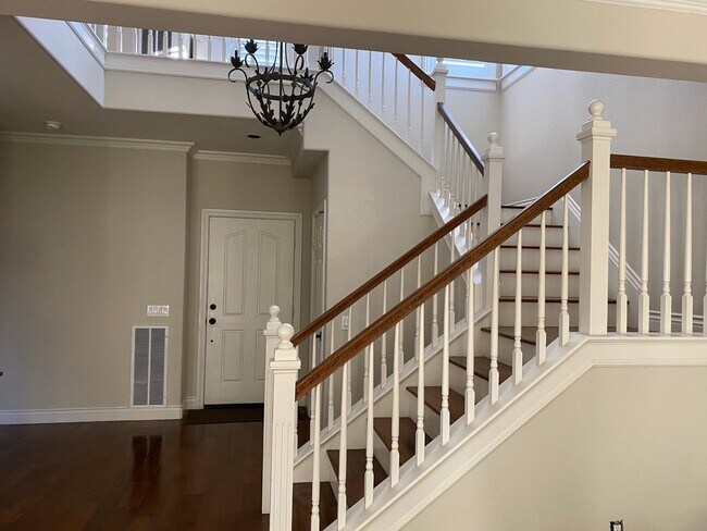 Building Photo - Private Courtyard Entry & Expansive Backyard Oasis