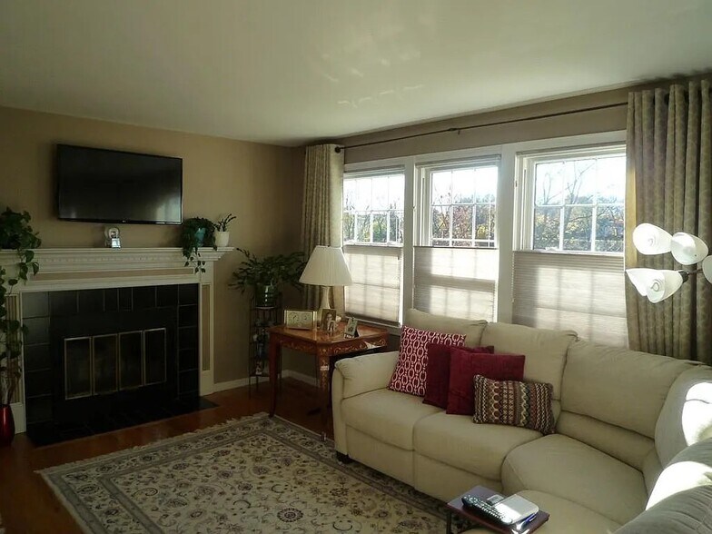 Living Room - 33 Water St