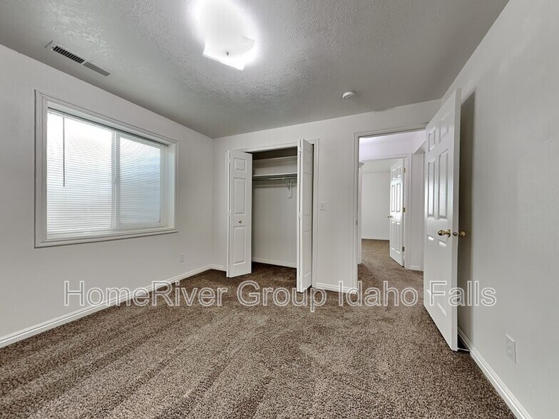 Building Photo - 3693 Deloy Dr
