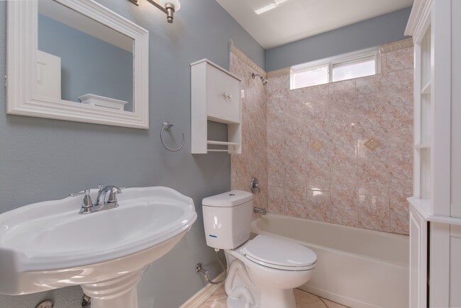 Building Photo - NW single story with four bedrooms and large backyard