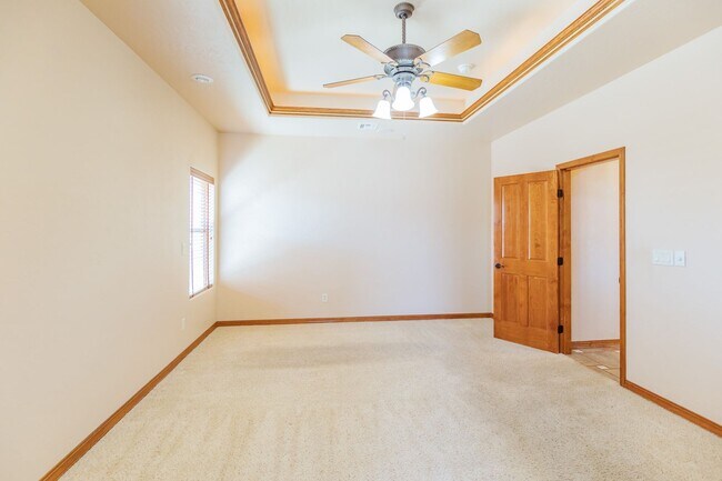 Building Photo - Beautiful Spacious 4 bedroom 2 bath House!