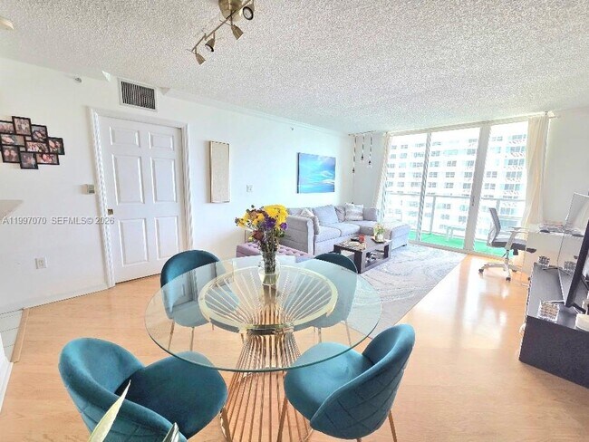 Building Photo - 1155 Brickell Bay Dr