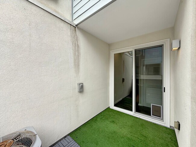 Building Photo - SD: Stunning 3BD/3.5BA Townhome in Ocean Beach with 2-Car Garage, Private Balcony & In-Unit Laundry
