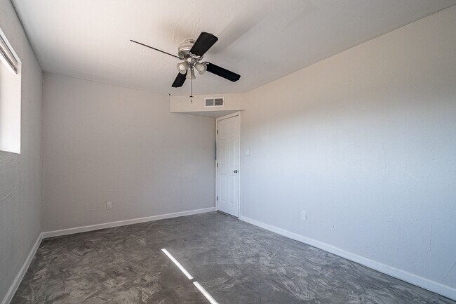 Building Photo - Acreage Property for Rent!!