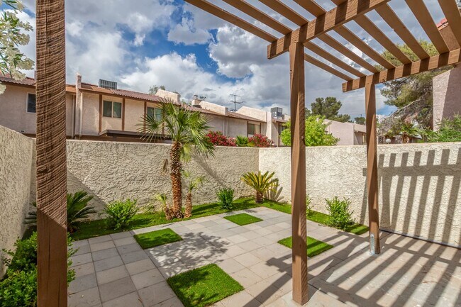 Building Photo - Remodeled 2 bedroom unit just minutes from...