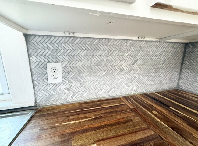 Building Photo - Updated 2 Bedroom/ 1 Bath Home in KCMO