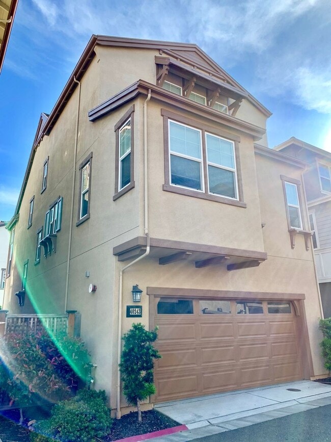 Building Photo - Perfect Shape Large 3 Story Single Family ...