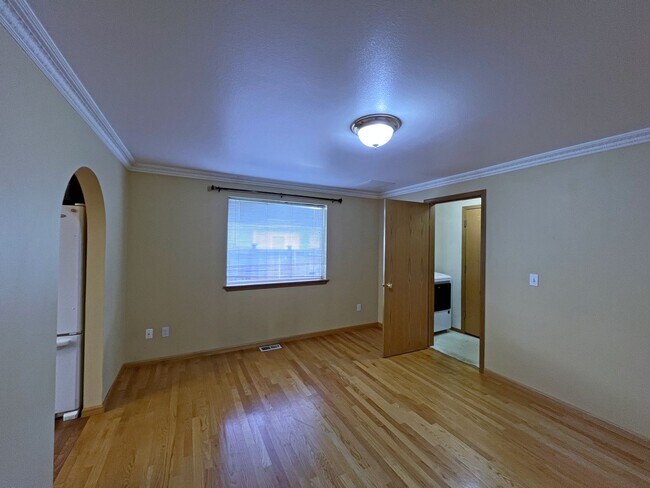 Building Photo - NE Tacoma - Large 3 bedroom 2.5 bathroom w...