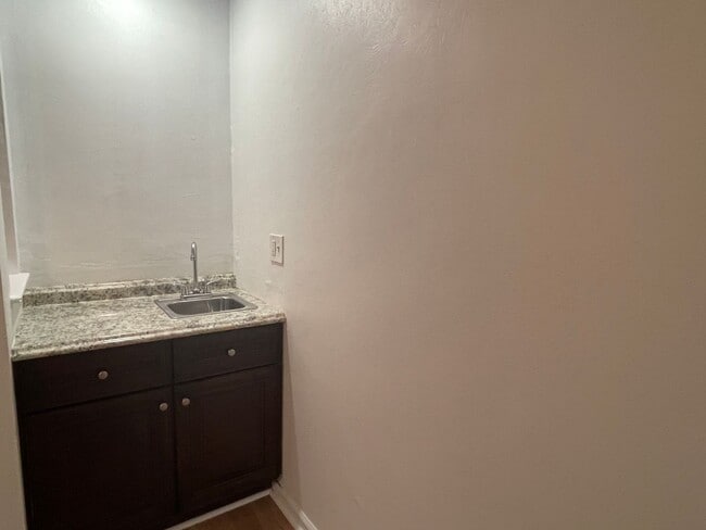 Building Photo - 3 bedroom townhome! Fenced backyard.