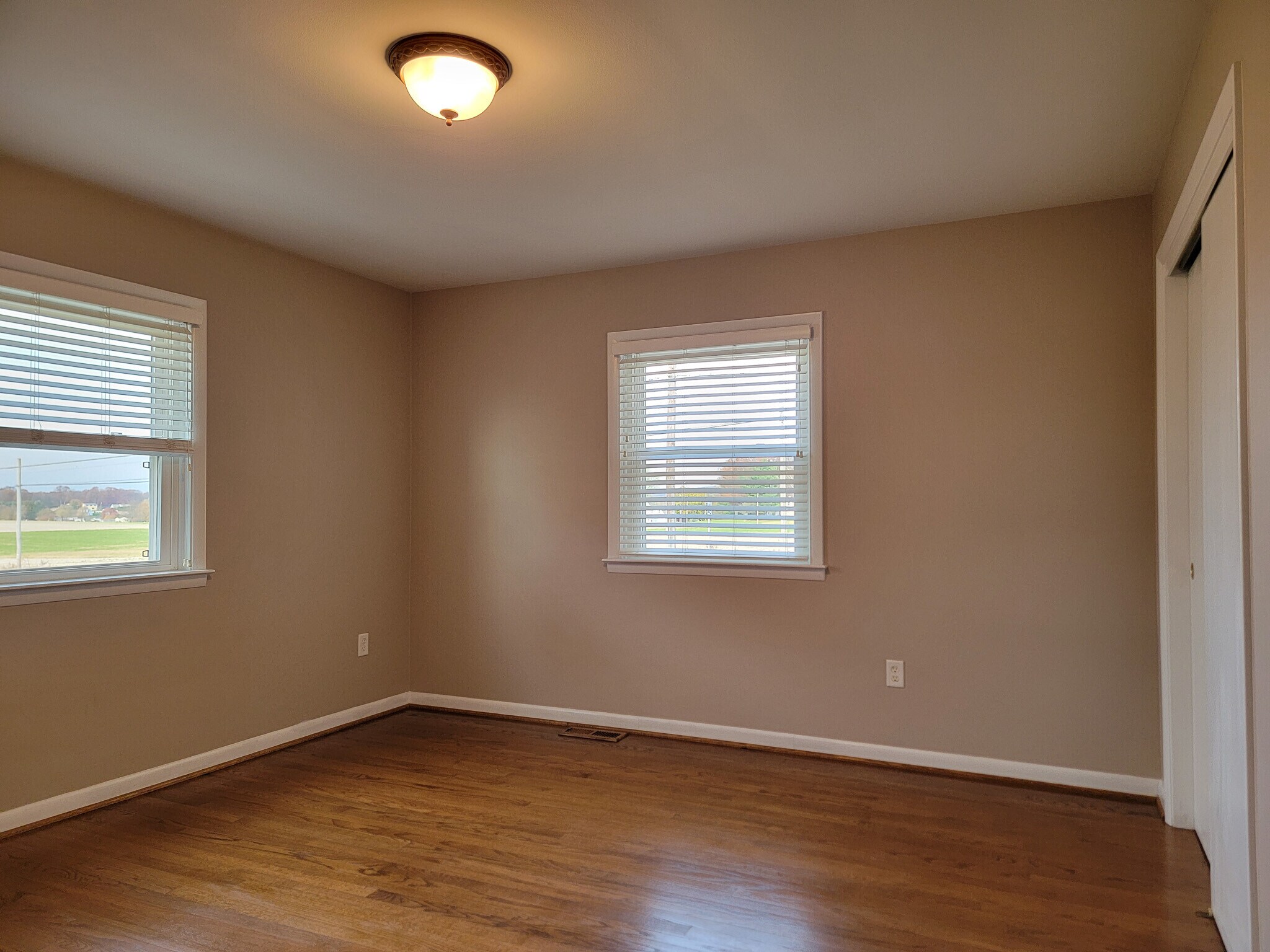 Building Photo - 502 W Newport Rd