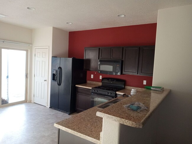 Building Photo - COMING SOON - 2 bed 2 bath aprox 1200sq fe...