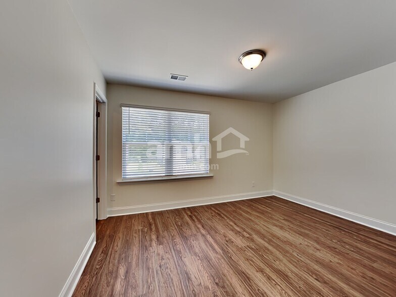 Building Photo - 223 S Live Oak Dr