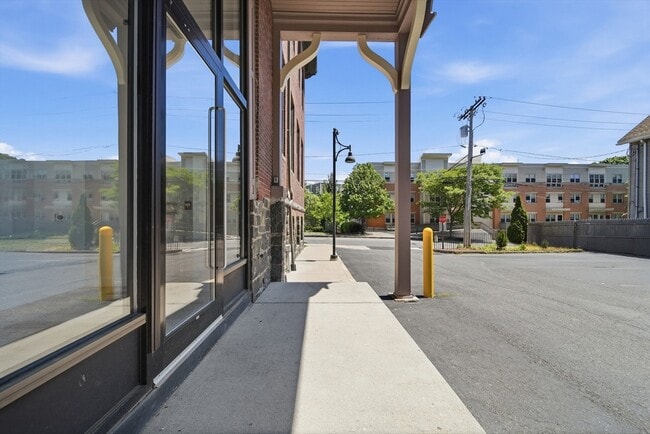 Building Photo - 220 Spencer Ave