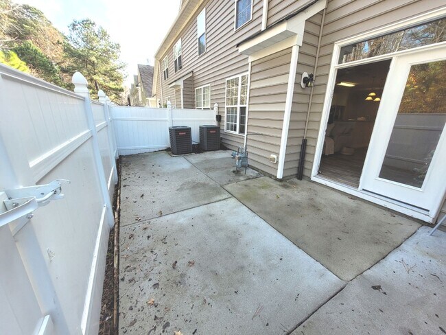 Building Photo - Gorgeous Townhome-Style Condo in Virginia Beach!