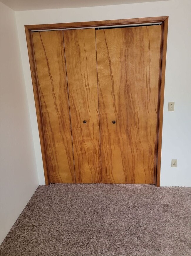 Building Photo - Welcome to this Charming 3 bedroom, 2 bath...