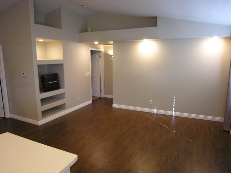 Building Photo - 110 E Ford Ave