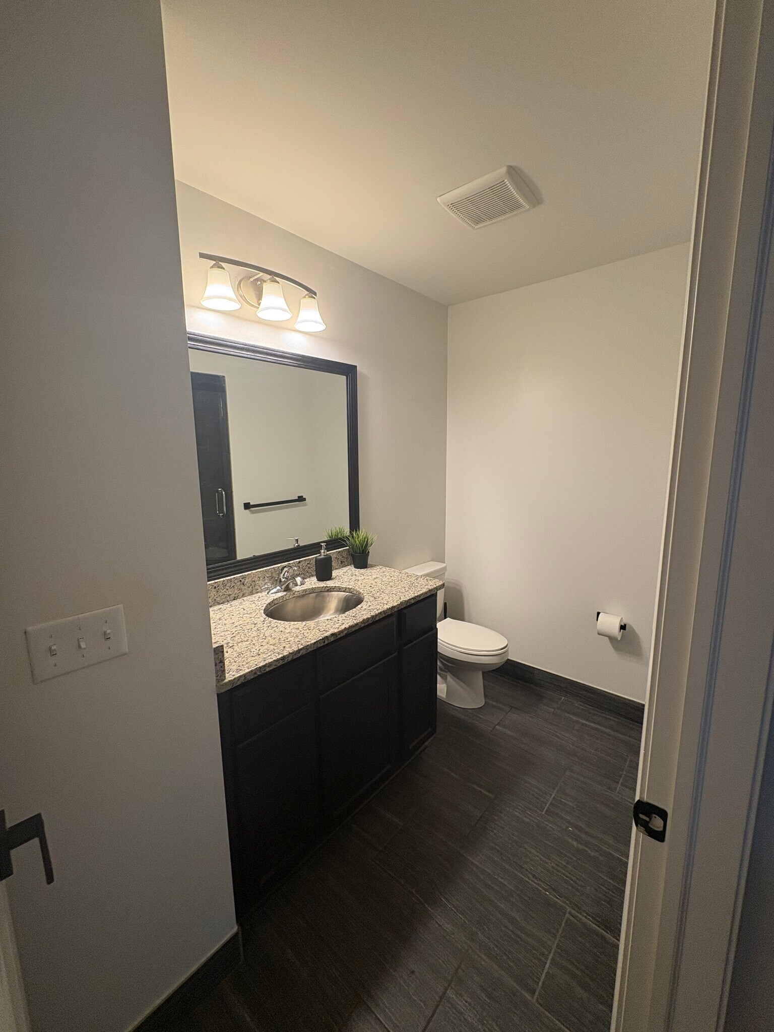 Building Photo - 1250 Diamond Ct