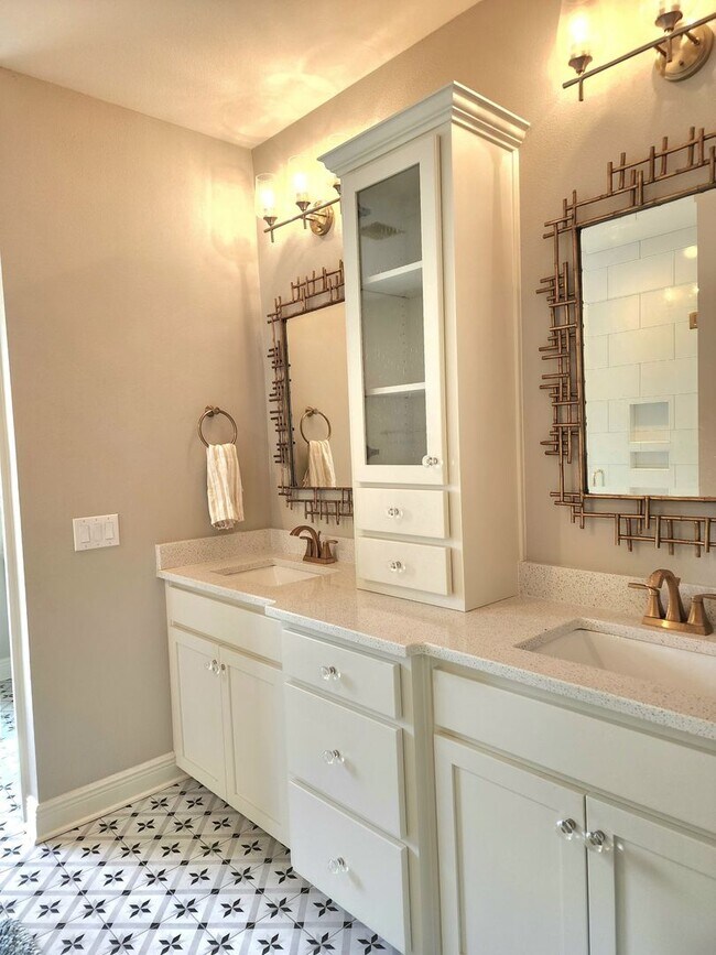 Building Photo - Stunning 2-story Home in the Coveted East Pensacola Heights!