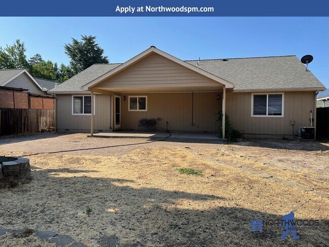 Building Photo - Beautiful 3 Bedroom 2 Bath Home