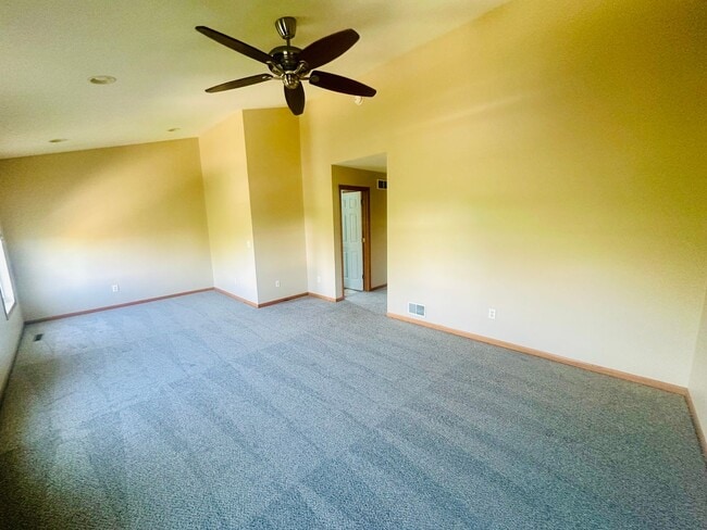Building Photo - Gorgeous 4 Bedroom/3.5 Bath Luxury Townhom...