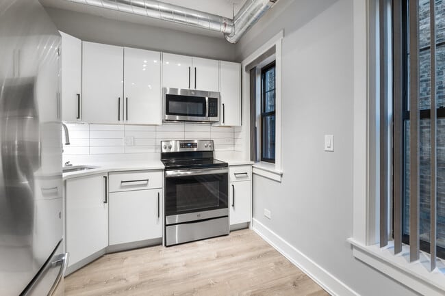 Building Photo - 7645 N Sheridan Rd