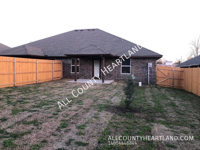 Building Photo - 1305 E Ash St