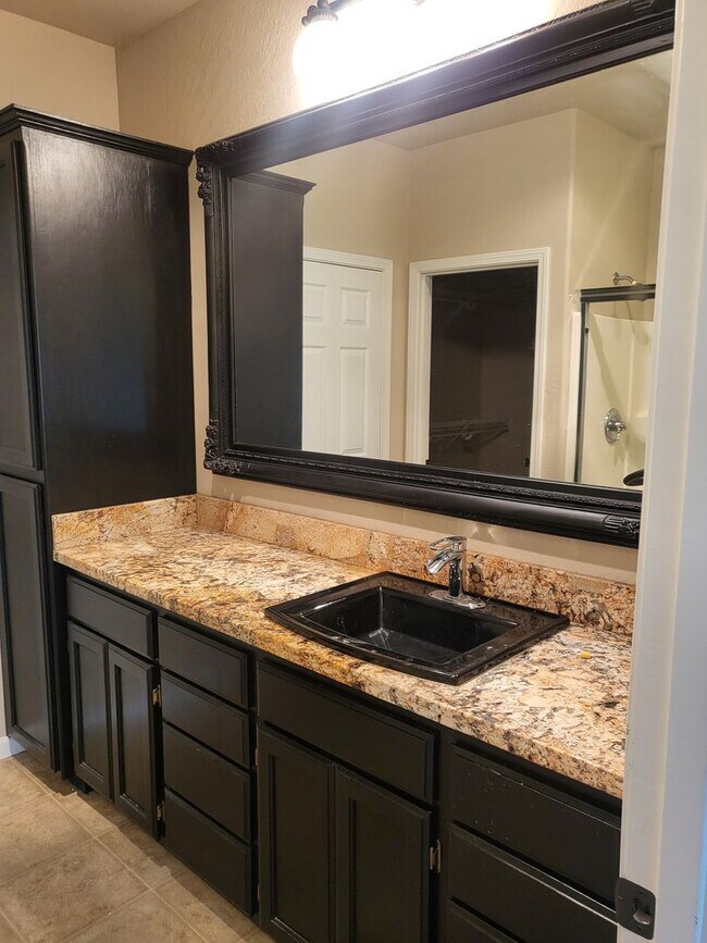 Building Photo - 3 bed 2 bath Home for Rent in Grants Pass