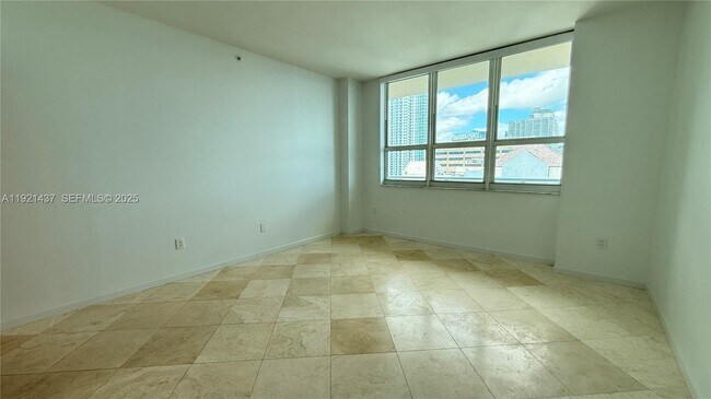 Building Photo - 1155 Brickell Bay Dr