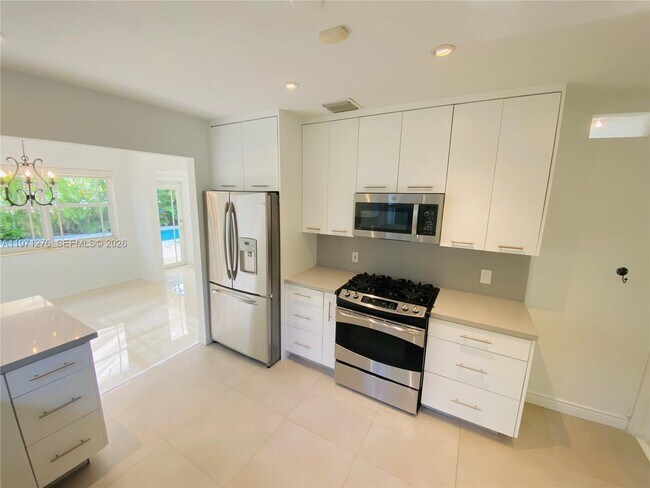 Building Photo - 8959 Dickens Ave