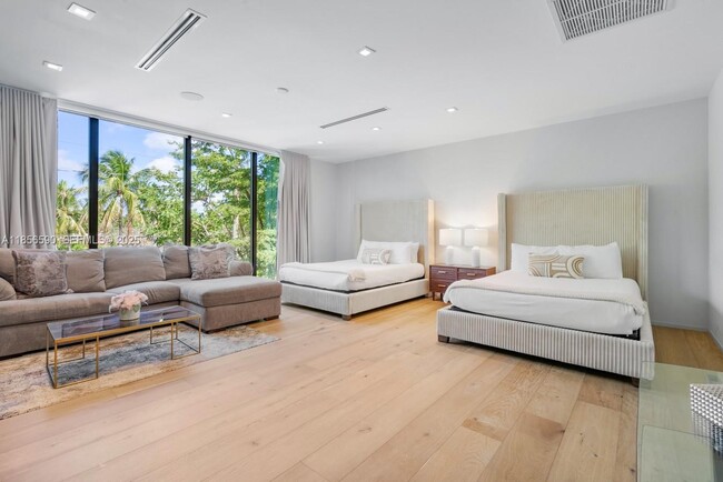 Building Photo - 2700 NE 18th St