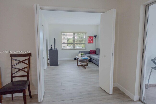 Building Photo - 2751 N Palm Aire Dr