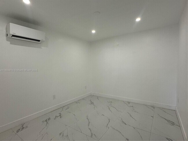 Building Photo - 1700 Thomas St