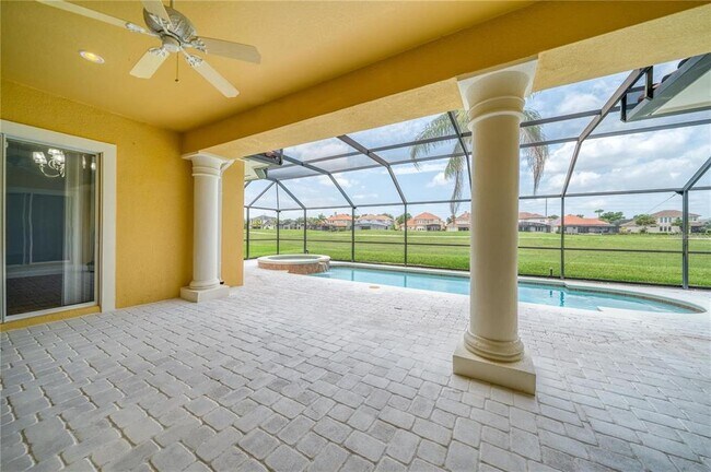 Building Photo - 2333 Pinehurst Ct