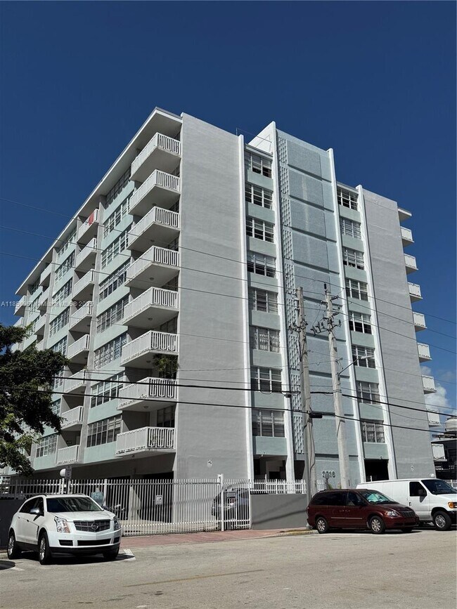 Building Photo - 2016 Bay Dr