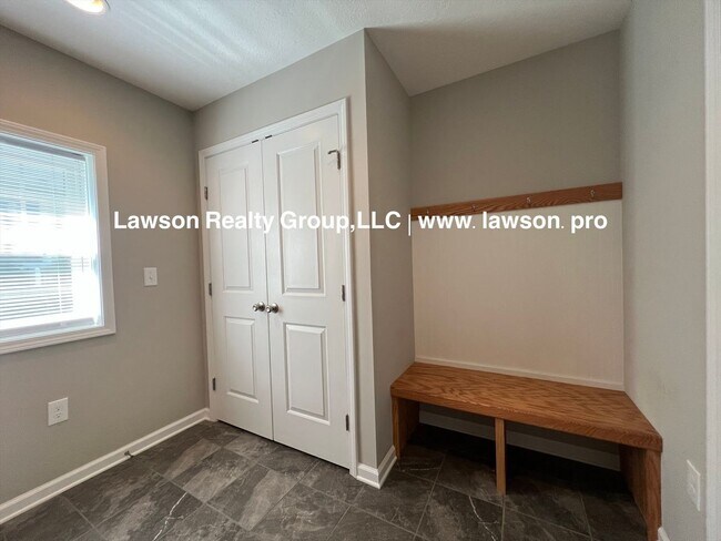 Building Photo - Upscale Three Bedroom in Colonial Green with Garage