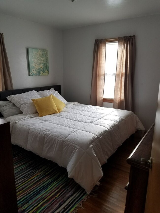 Building Photo - 2 bedroom, 1 bath house