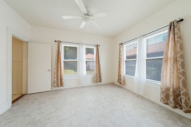 Building Photo - 2 Bedrooms and 1 Bathroom located in Denver Heights Subdivision
