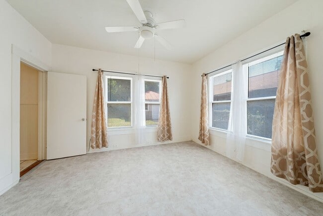 Building Photo - 906 S Gevers St