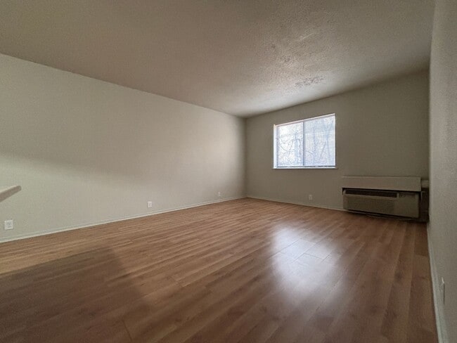 Building Photo - Renovated 1 Bedroom, 1 Bath Apartment at t...